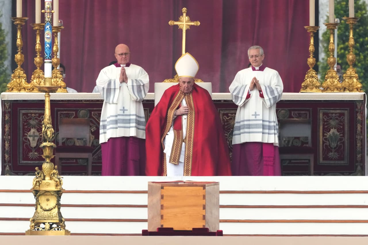 Un funeral “discreto” pero con algo de pompa papal: los curiosos ritos y detalles de la despedida a Benedicto XVI