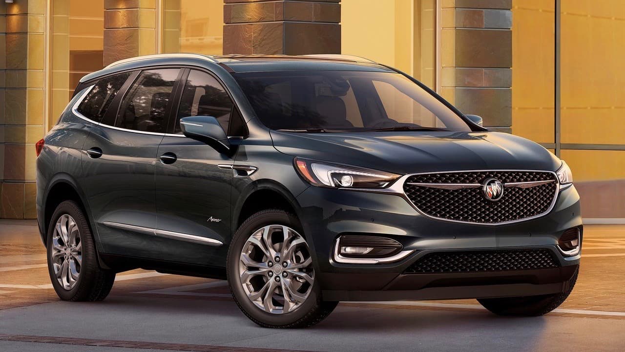 Hoy Buick en Estados Unidos disfruta de un volumen de ventas que ha permitido su viabilidad. La histórica marca cuenta con una línea de dos sedanes, una 
<i>station wagon</i>, un convertible y tres crossovers. Tuvimos la oportunidad de probar la
<a href="https://www.univision.com/noticias/buick/la-buick-enclave-2018-buscar-ser-una-verdadera-alternativa-a-las-camionetas-de-marcas-foraneas" target="_blank"> <b>segunda generación de la Buick Enclave</b></a>, cuya tardanza de 11 años en llegar habla de las dificultades de GM, y si debemos juzgar por ese solo producto no tenemos duda de que hay Buick para rato.
<br>
<br>En la imagen: 
<b>Buick Enclave Avenir 2018</b>