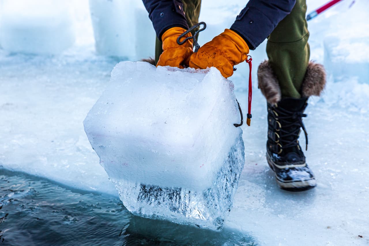 Remueven tacos completos de hielo antes de lanzarse al agua, en la que se permanecen por entre unos 3 a 17 minutos.