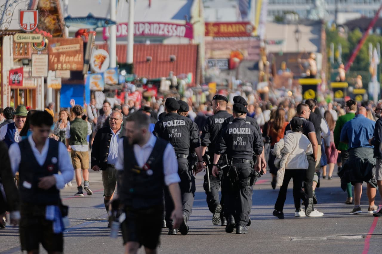 Agentes de la policía alemana patrullan durante la 191.ª edición del festival de la cerveza Oktoberfest en Múnich, Alemania, el sábado 19 de septiembre de 2026.