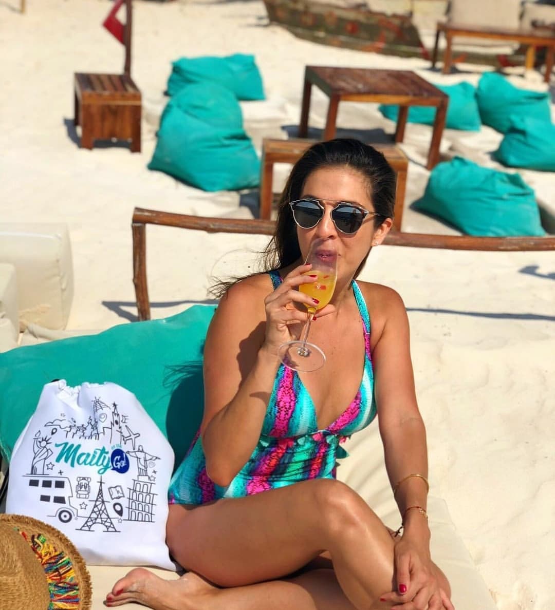 Dale color a la primavera con un traje completo cuello halter en tonos vibrantes como el que luce Maity en su visita a Tulum, Quintana Roo, México.