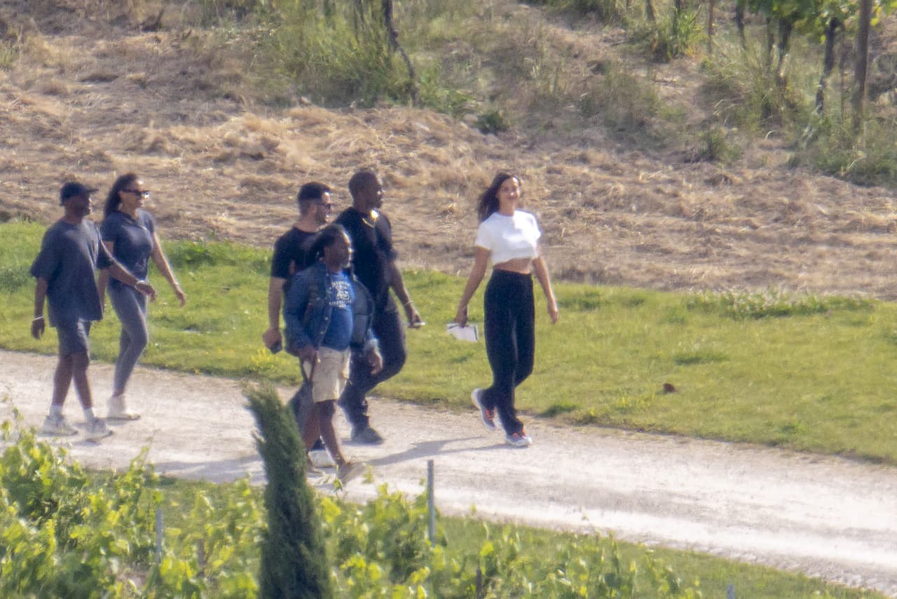 El ex de Kim Kardashian ayudó a recaudar más de un millón de dólares para la familia de DMX con las ganancias de la venta de esas camisetas, diseñadas por Balenciaga.
<br>