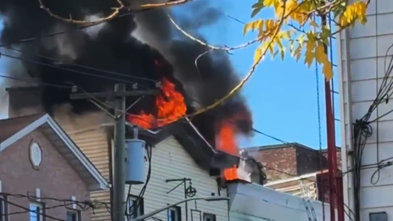 Al menos cinco familias desplazadas tras incendio de una vivienda en Jersey City: dos bomberos heridos