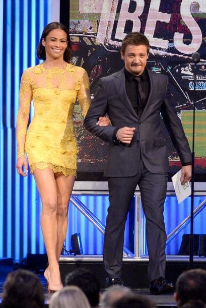 Jeremy Renner y Paula Patton, quien reapareció tras anunciar su separación del cantante Robin Thicke. Mira aquí los videos más chismosos.