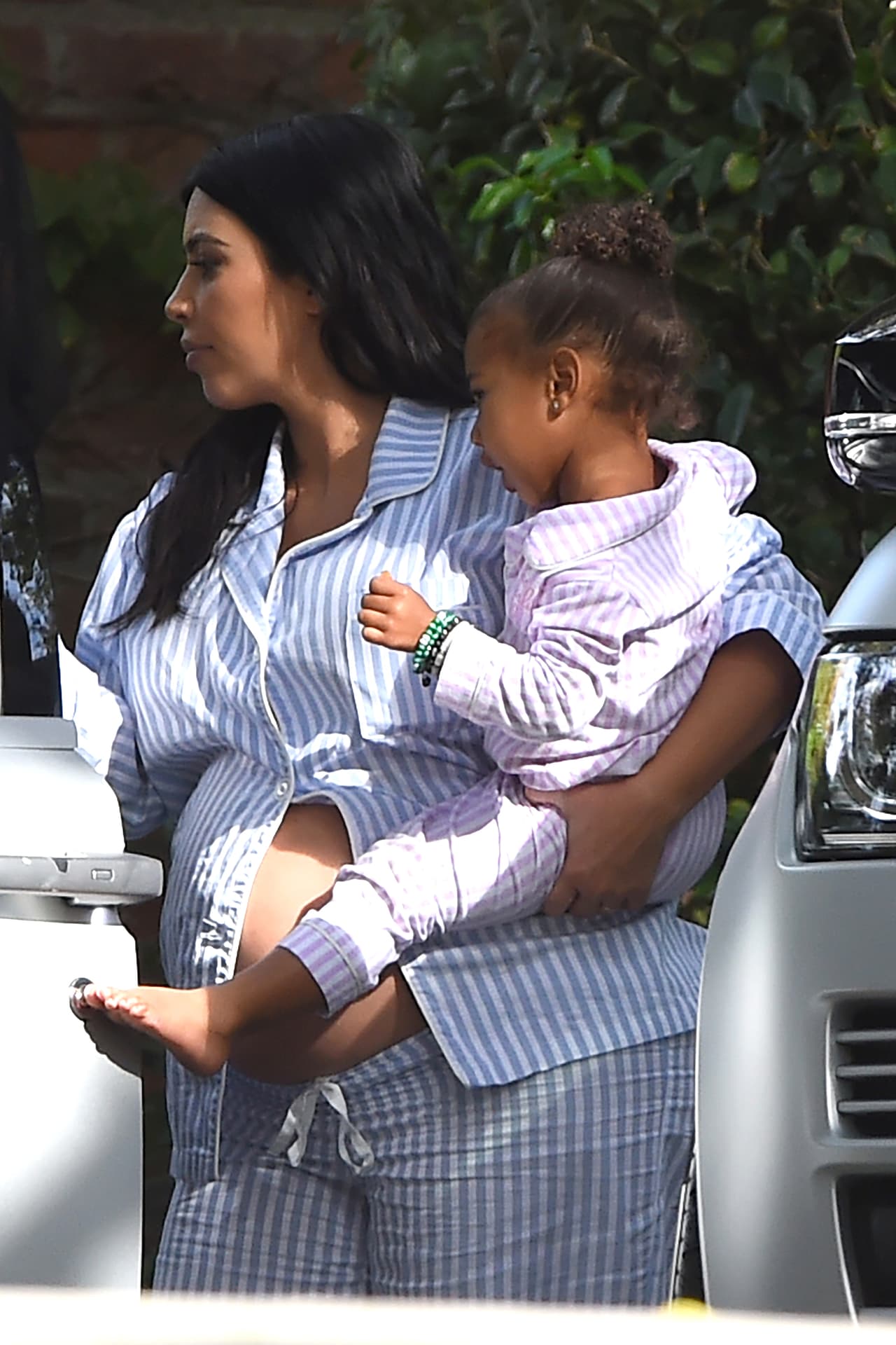 Se trató de una reunión entre amigas, donde se dejó ver con su pancita y siempre acompañada de 
<b><a href="https://www.univision.com/famosos/la-hija-de-kim-kardashian-demostro-otro-de-sus-talentos-y-esta-vez-no-fue-como-modelo-cuidado-kylie-jenner-fotos">North West, su primogénita</a></b>.