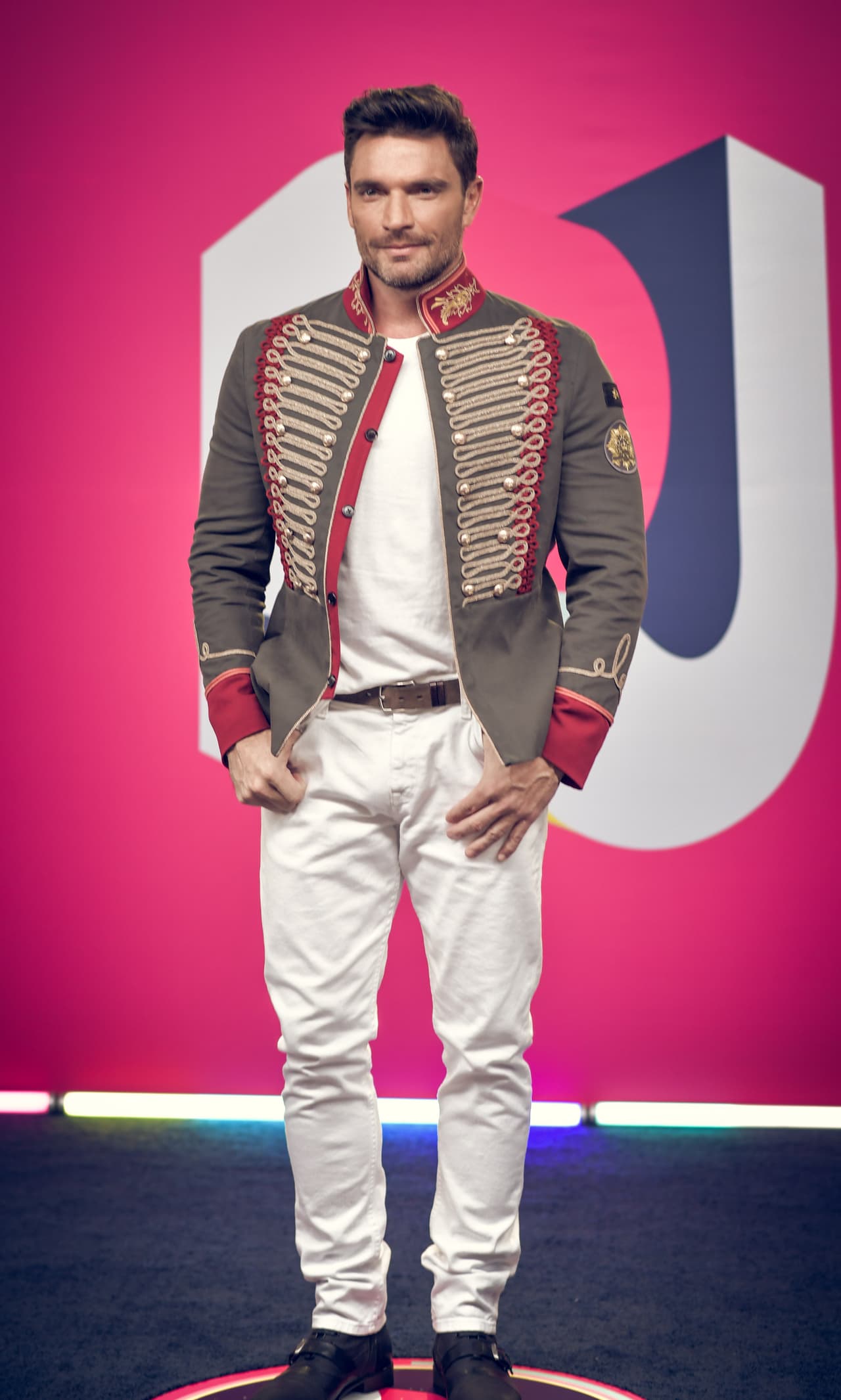 Julián Gil llegó con un saco que bien podría ser de un príncipe de cuento de hadas.