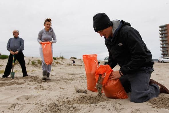 Más de 700 vuelos han sido cancelados el domingo y unos 2.500 aviones se quedarán en tierra el lunes, especialmente en los aeropuertos internacionales de Washington-Dulles, Filadelfia y Newark.