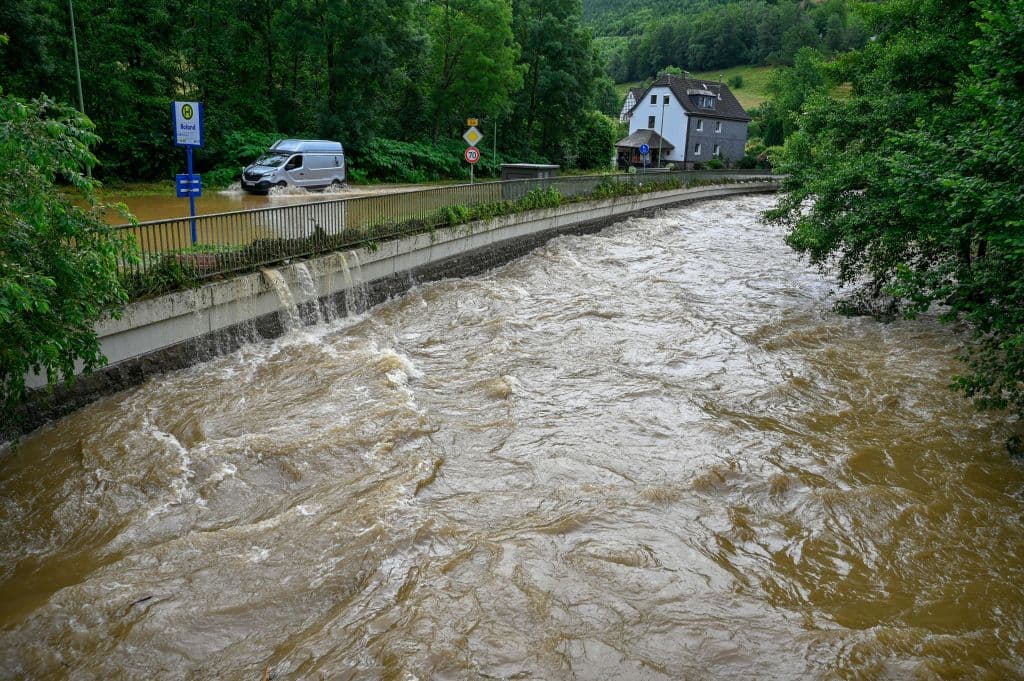 "Vivimos en Renania-Palatinado unas inundaciones de dimensiones catastróficas. Somos una región acostumbrada a las inundaciones pero 
<b>lo que vivimos es una catástrofe</b>", dijo la primera ministra de ese estado federado, Malu Dreyer.
<br>