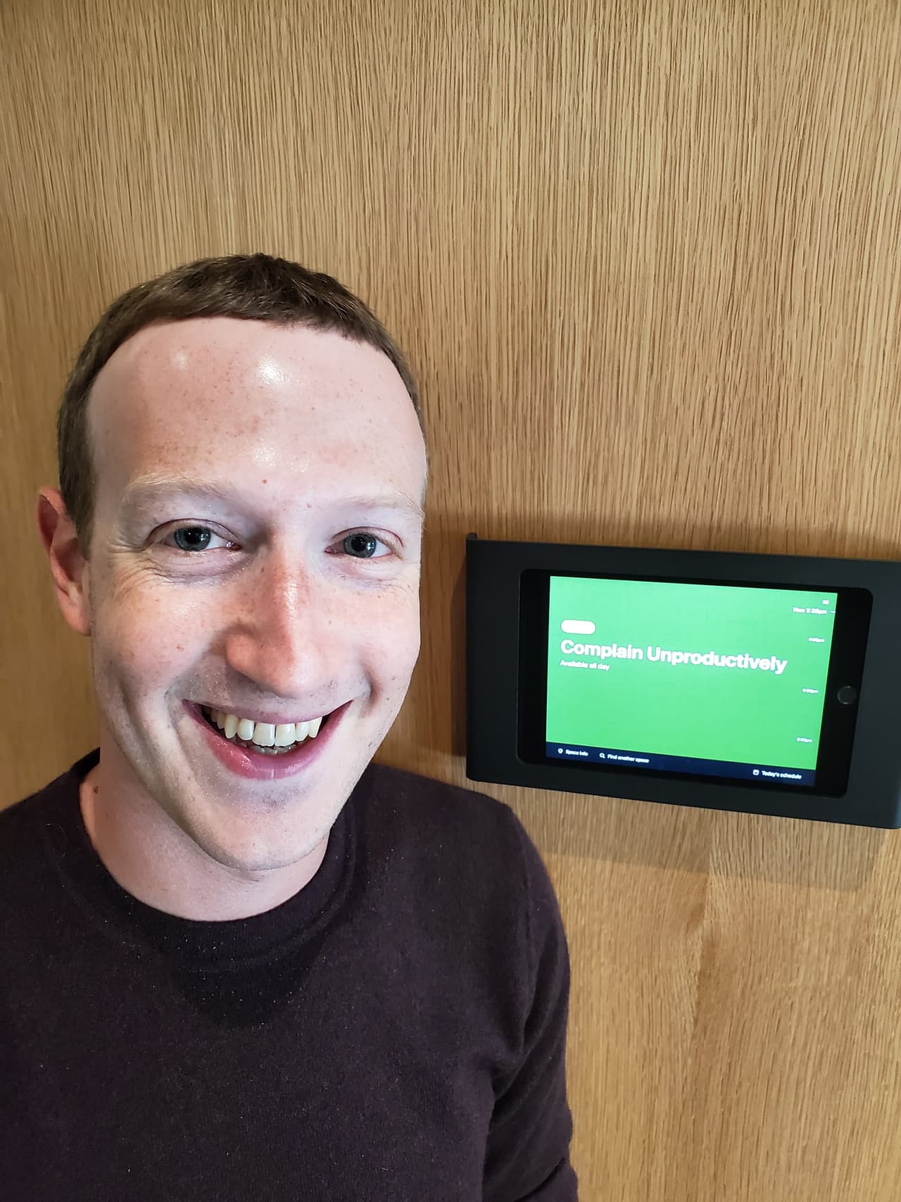 La caída de las acciones del lunes siente que el valor de Zuckerberg bajó a 121.600 millones de dólares.