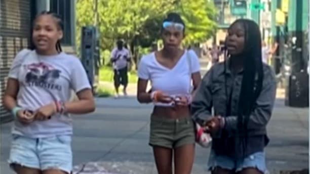 ”Regresen a México”: adolescentes atacan y roban a vendedores ambulantes con cuchillo en mano