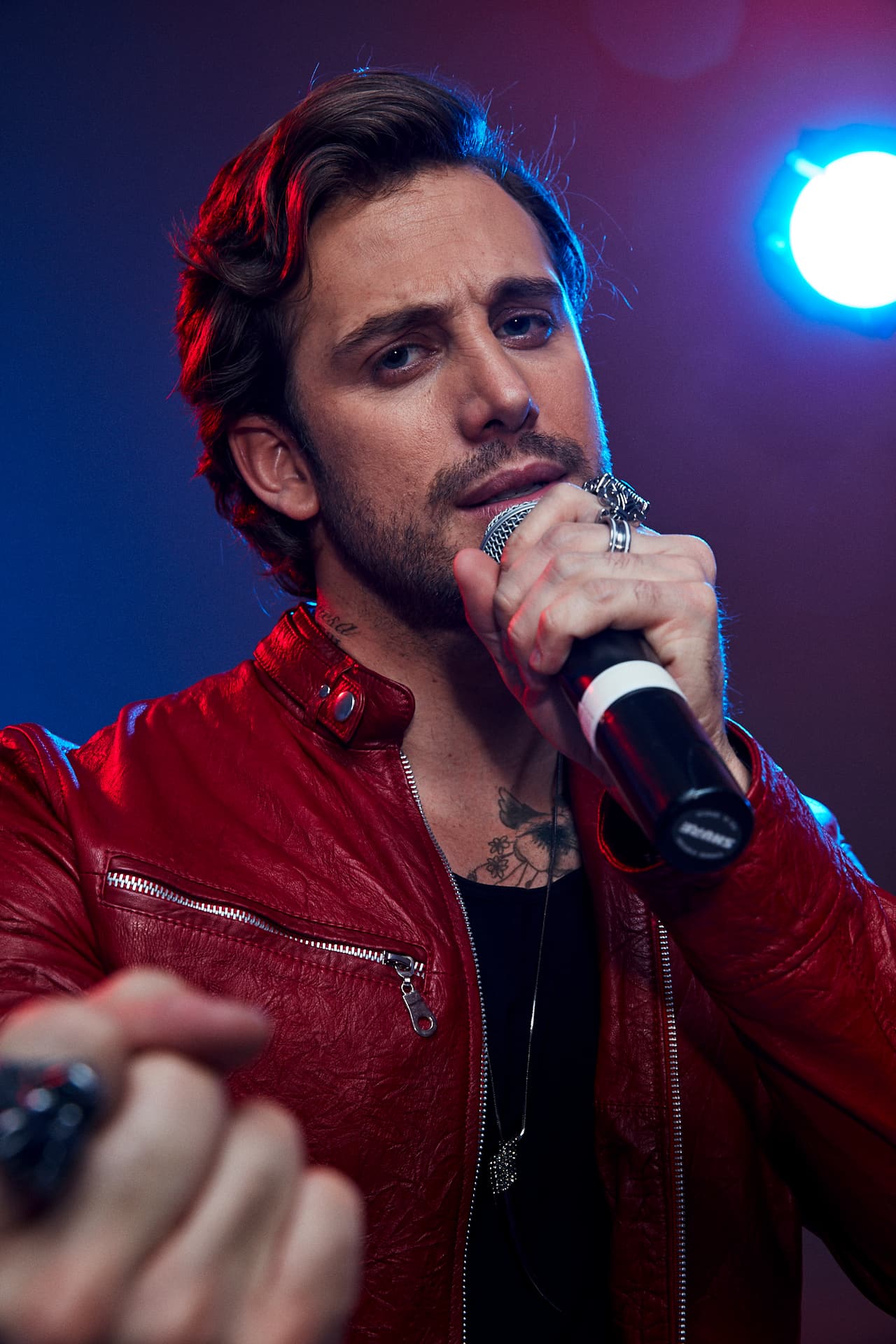 Él le robará las canciones y con la ayuda de su tío la condenará a varios años en prisión, sin imaginar que alimentará una terrible venganza.