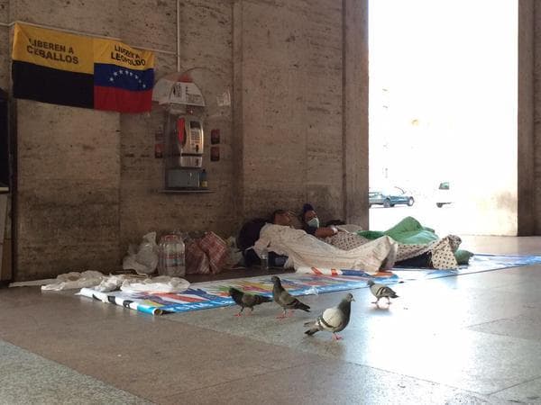 El opositor Martín Paz, junto a su compañero José Vicente García, concejales de la ciudad de San Cristobal, llevan cuatro días en huelga de hambre frente al Vaticano para pedir la mediación del papa Francisco para que el gobierno venezolano libere a los presos políticos del País.