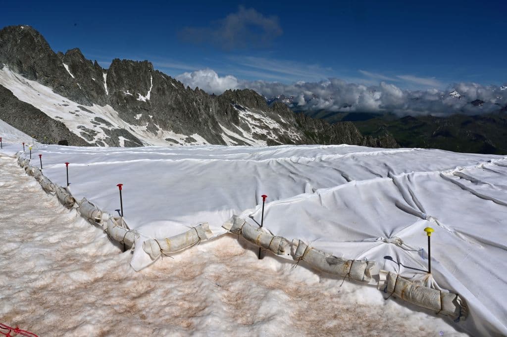 Las floraciones de algas son malas noticias para la salud del glaciar, por lo que ya se han empezado a instalar unas enormes sábanas geotextiles para ralentizar el deshielo.