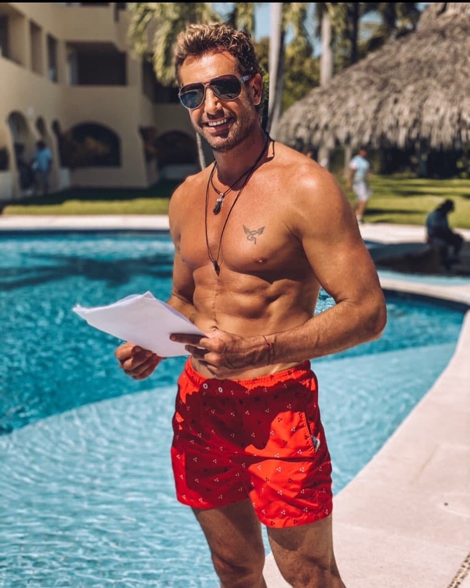 De 1996 a 2020, Gabriel Soto ha sumado más de 20 telenovelas ('Soltero con hijas' fue el último melodrama en el que participó) y
<a href="https://www.univision.com/famosos/gabriel-soto-le-hara-competencia-a-los-galanes-turcos-esta-es-la-telenovela-que-podria-protagonizar-fotos" target="_blank">actualmente se prepara para un nuevo proyecto</a>. Es pareja de Irina Baeva y padre de Elisa Marie y Alexa Miranda, las hijas que tuvo con Geraldine Bazán.