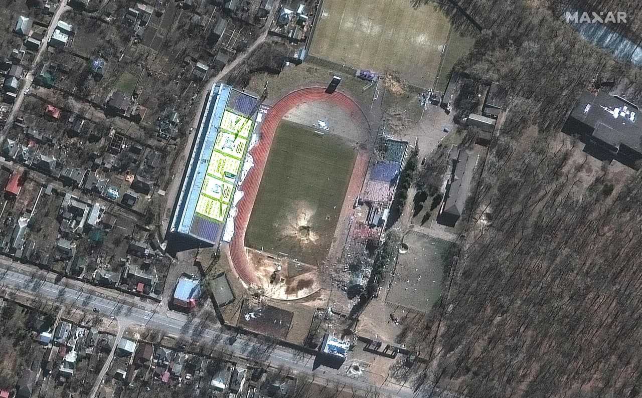 Esta otra imagen satelital capta los cráteres y los destrozos causados por bombas rusas al estadio olímpico de Chernihiv. La invasión rusa ha causado más de
<a href="http://uni.vi/ecmo103tBGa" target="_blank">119,000 millones de dólares en daños a las infraestructuras</a> de Ucrania, dijo Denys Kudin, viceministro de Economía, la semana pasada en una entrevista para la televisión ucraniana.