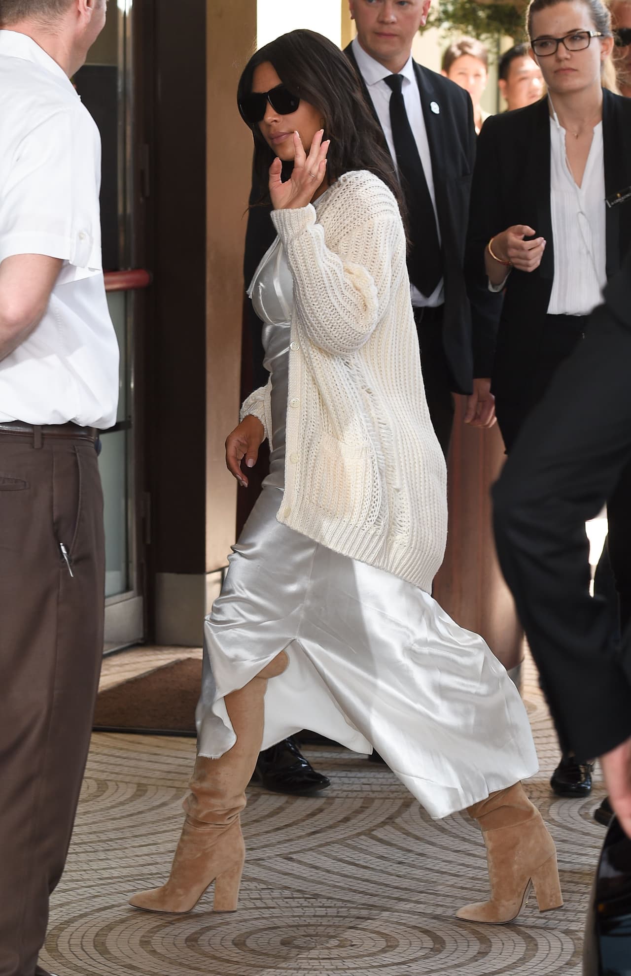 Acompañó su vestido con unas botas altas.