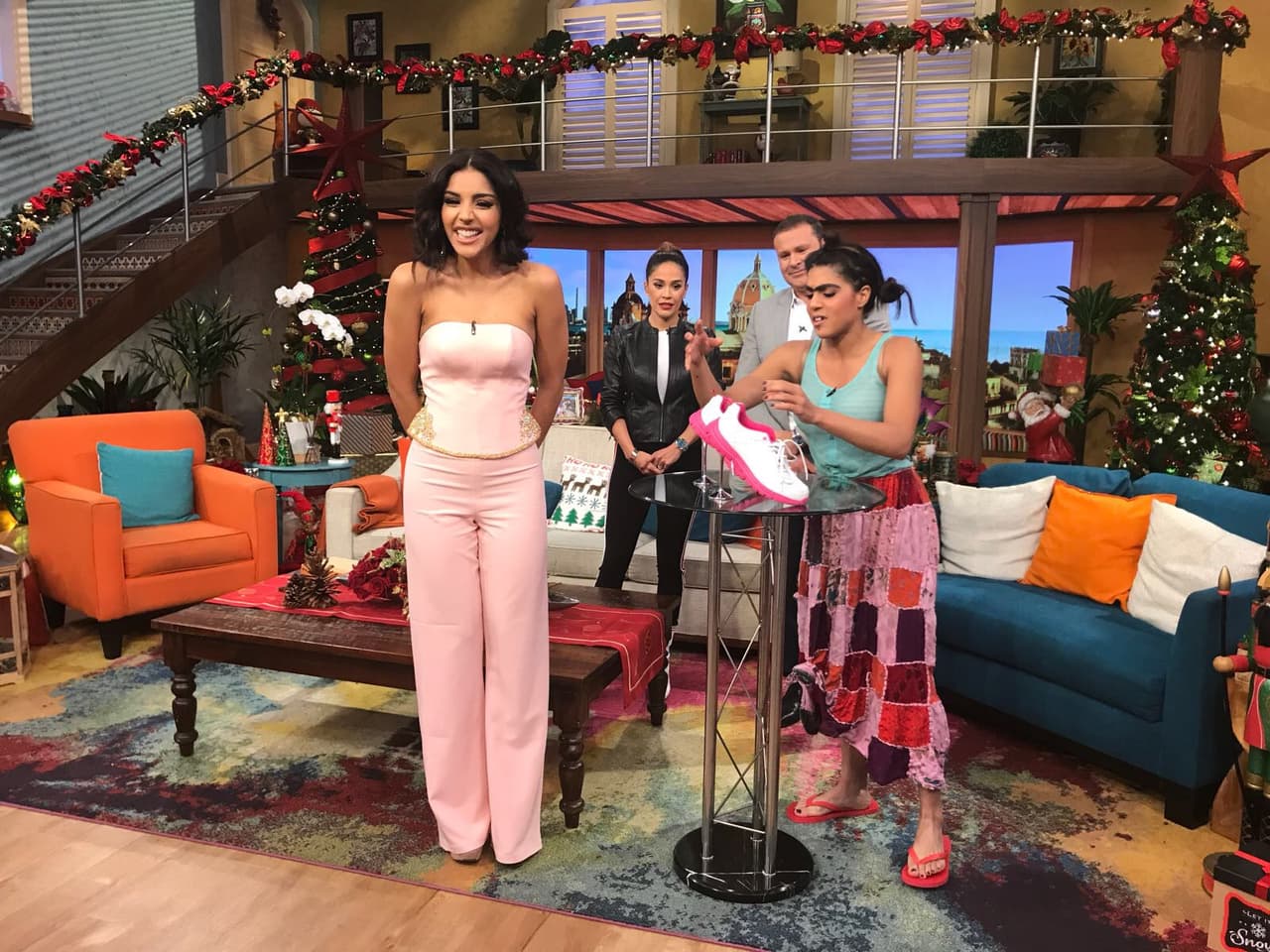 Recordando que Laura dijo que hubiera querido modelar en tenis, Mela mandó a hacer unos zapatos especiales para ella.