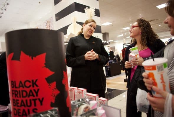 Como cada Viernes Negro las tiendas se llenaron de miles de personas con una sola intención: comprar a los mejores precios. Sin embargo, no todo fue color de rosa para los compradores ya que también hubo algunos accidentes violentos.