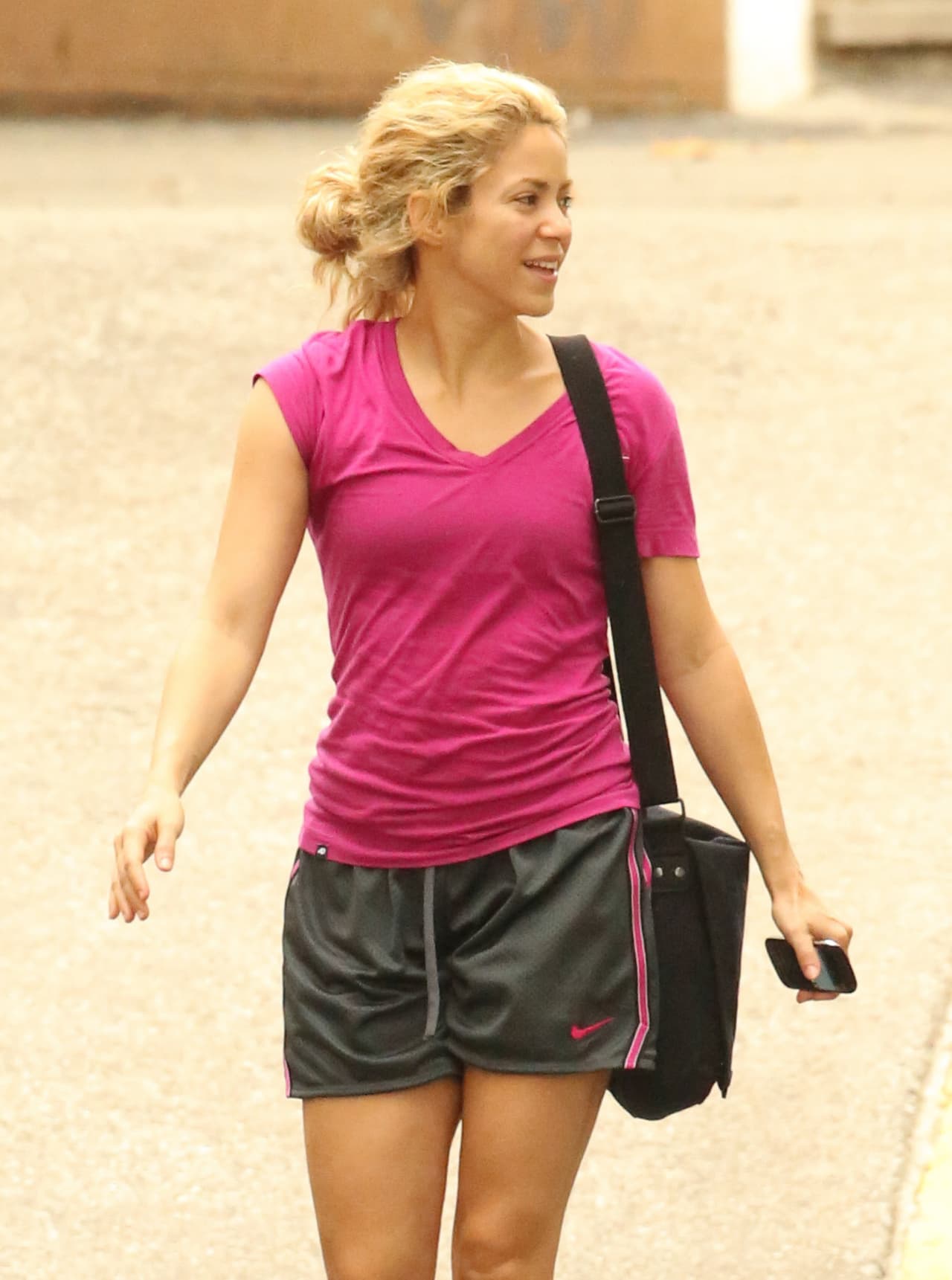 ¿Recuerdas como se recuperó de su primer embarazo? La cantante hacía deportes como basquetball y también patinaba.