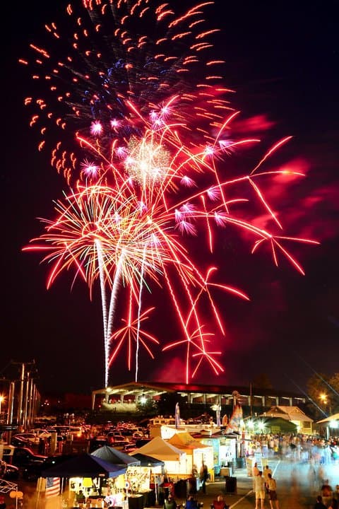 <b>Evento</b>: Cumming Fourth of July Celebration
<br>
<b>Fecha</b>: 4 de julio
<br>
<b>Lugar</b>: Cumming Fairgrounds. 235 Castleberry Road. Cumming, GA
<br>
<b>Sitio web</b>: 
<a href="https://cummingfair.squarespace.com/events-calendar/2019/2/5/july-4th-steam-engine-parade-and-celebration-t89rf">https://cummingfair.squarespace.com/events-calendar/2019/2/5/july-4th-steam-engine-parade-and-celebration-t89rf</a> 
<br>
<br>Las celebraciones comienzan con un desfile, seguido de un concurso de baile, comida, vendedores ambulantes y más. Los fuegos artificiales comienzan a las 9:30 p.m.