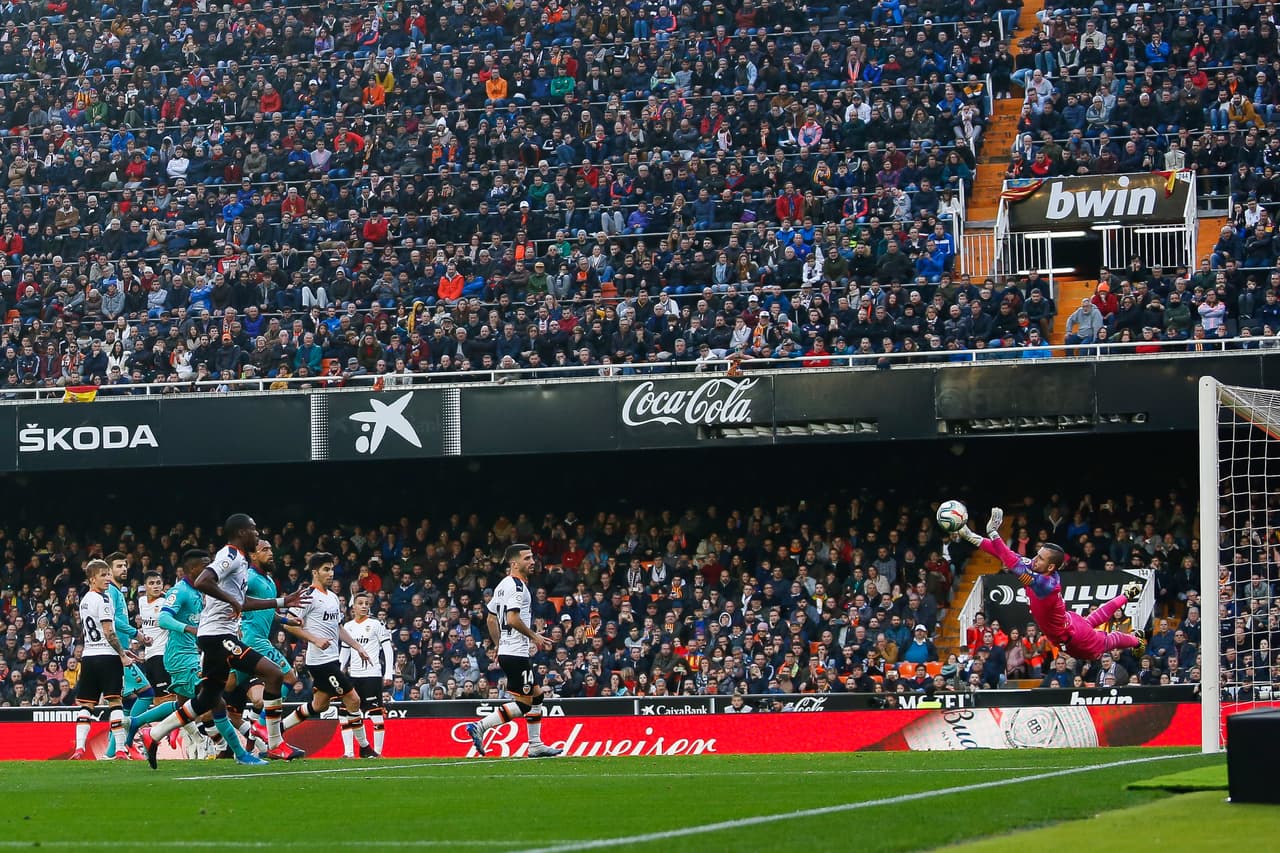 Jaume Domenech de Valencia CF evita la anotación de los culés y mantuvo su arco intacto luego de 90 minutos de mucha intensidad.