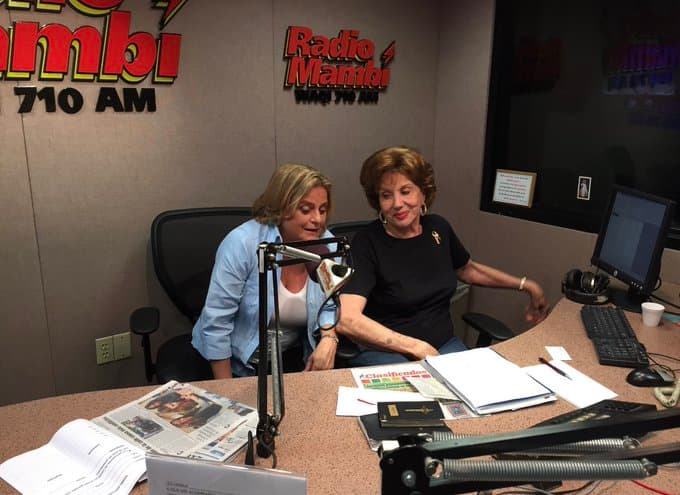 Importantes personalidades de la política, los medios y la comunidad cubanoamericana ya han reaccionado a su partida. En esta imagen se le ve con la excogresista Ileana Ros-Lehtinen, quien dijo de Flores que 'era una leyenda, que conquistó a nuestros corazones y nuestras vidas'.