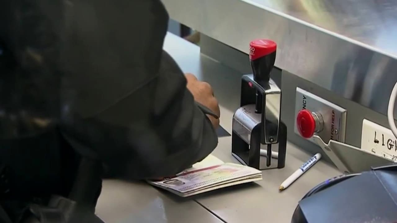 ¿Un ciudadano estadounidense puede solicitar visas para sus padres a los 21 años?