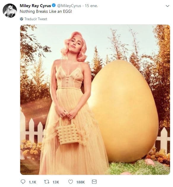 Esta es la segunda vez que la cantante hace referencia el fenómeno del huevo viral. El pasado 15 de enero publicó esta foto con el siguiente mensaje: “Nothing Breakes Like an Egg! (¡Nada se rompe como un huevo!)”, jugando con el título de su más reciente canción ‘Nothing Breakes Like a Heart’.
<br>