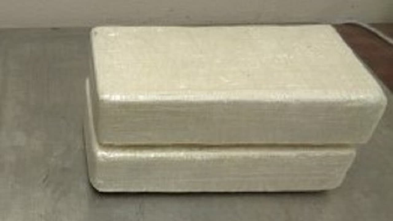 Cruzó la frontera con lo que parecía un inocente pastel de cumpleaños, pero tenía dentro $35,000 en cocaína