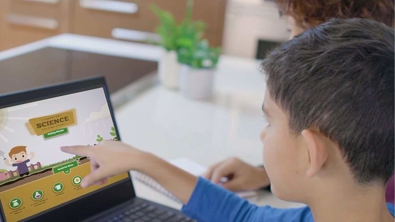 Padres en Doral sacan a sus hijos de las escuelas y los inscriben a clases virtuales por temor a ICE
