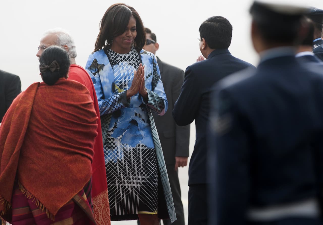 Para su viaje a India, la primera dama no perdió la oportunidad de buscar un talento que combinara las dos nacionalidades para que le diseñara su ajuar. Así eligió estratégicamente un vestido azul floreado de de dos capas.