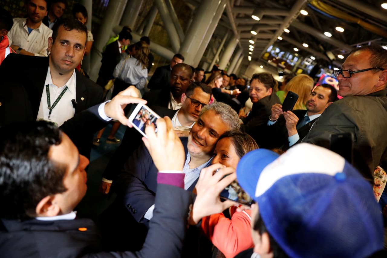 El candidato derechista Iván Duque llegando a la mesa donde le tocó votar.