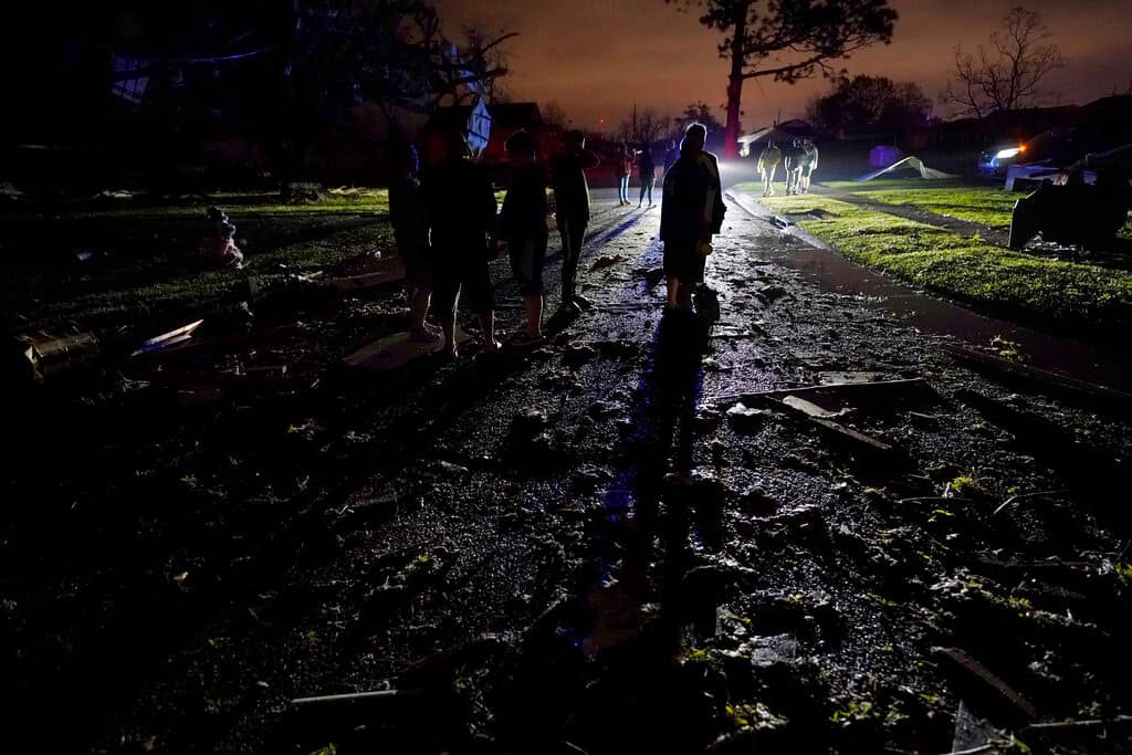 Vecinos de Arabi en la calle después del paso del potente tornado. El día anterior otro 
<a href="https://www.univision.com/local/dallas-kuvn/greg-abbott-tornados-zona-desastre-16-condados-texas">fenómeno similar golpeó zonas de Texas</a>.