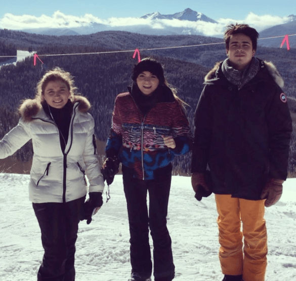 En la misma fecha, la actriz compartió un 'boomerang' en su cuenta de Instagram en el que aparece bailando junto a su hermana Fernanda y Sebastián Pereyra.