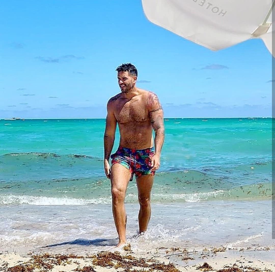 Chef Yisus le da sabor a sus días al convivir con la naturaleza. De acuerdo a sus publicaciones en Instagram, nadar en el mar es una de sus actividades favoritas.
<br>