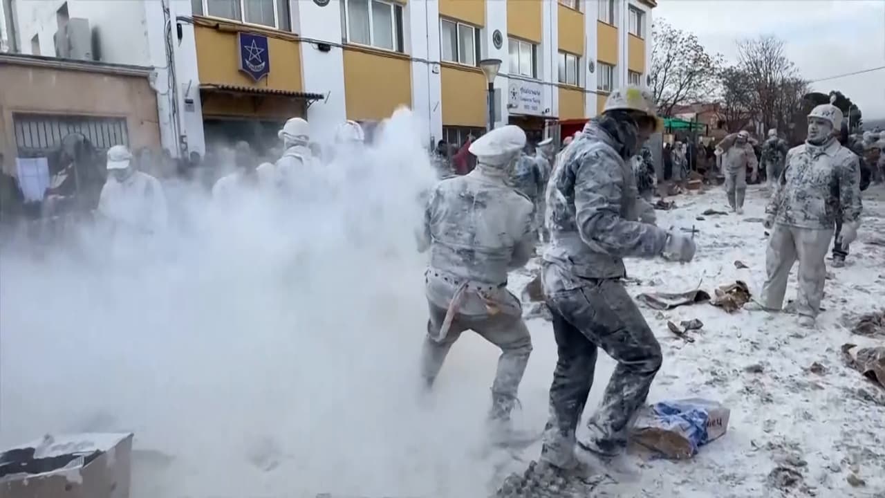Con harina, huevos y petardos: así ‘toman el poder’ en un municipio de España