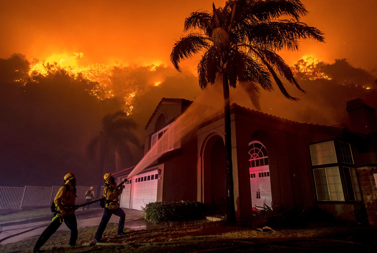 Por la cercanía de las llamas a la zona residencial, las autoridades han ordenado evacuaciones de al menos 1,500 personas.
