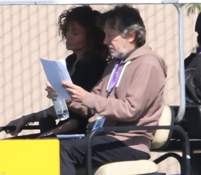 Con un semblante serio, ella escuchaba al hombre que iba sentado a su lado.
<br>