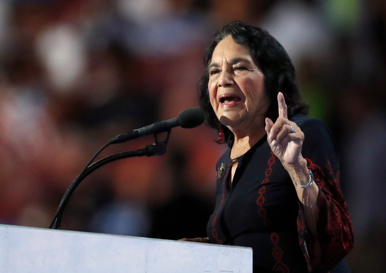 <b><a href="https://www.univision.com/local/los-angeles-kmex/dolores-huerta-muerte-movimiento-campesino" target="_blank">Dolores Huerta murió a los 96 años</a></b>, pero su legado e incansable labor a favor de los trabajadores agrícolas y de la comunidad latina vivirán para siempre. Varias figuras de la política, los deportes y el espectáculo la despiden con palabras que honran su lucha.