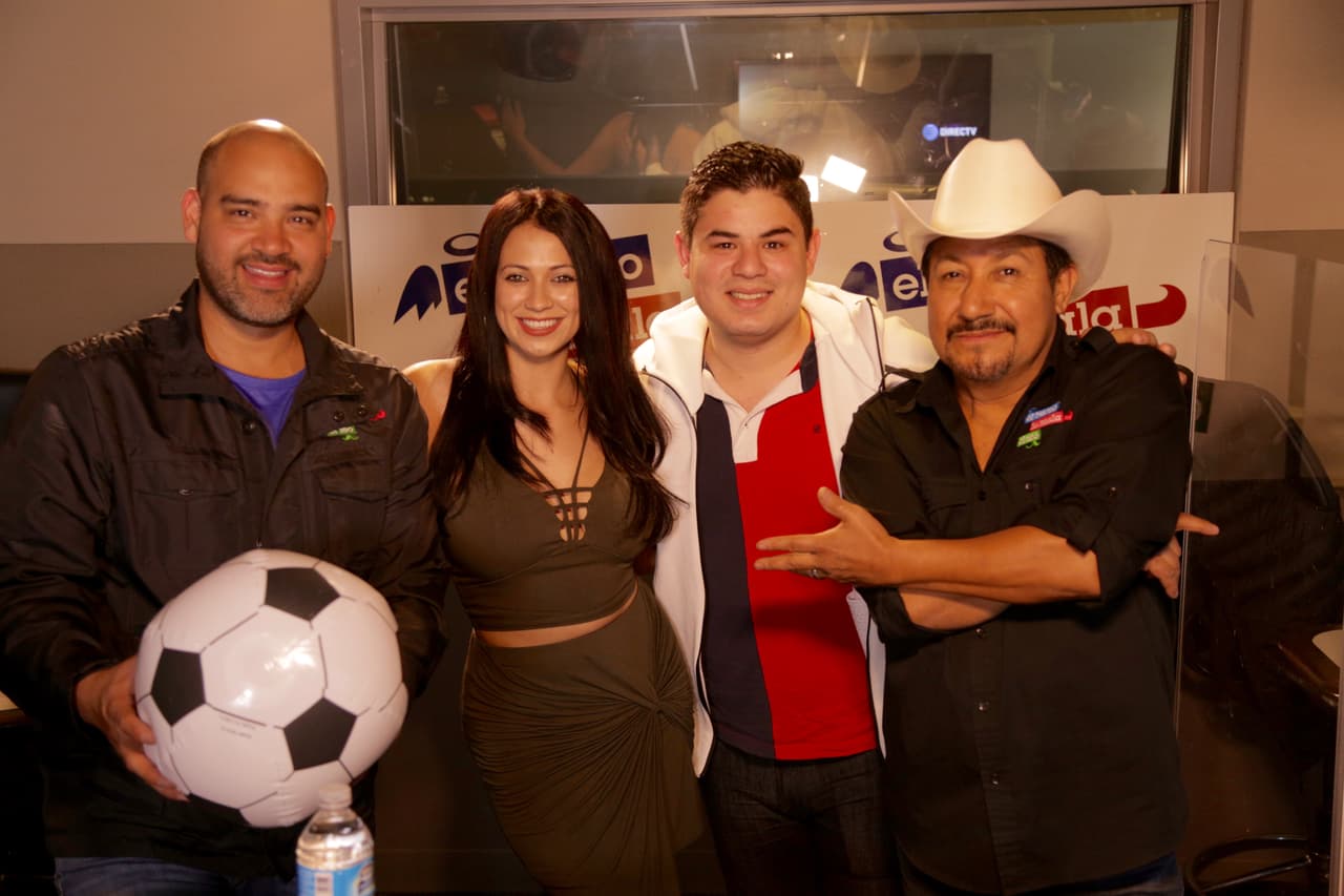 Con el compa 
<a href="https://www.facebook.com/AlfredoOlivasMusica/?fref=ts">Alfredito Olivas.</a>