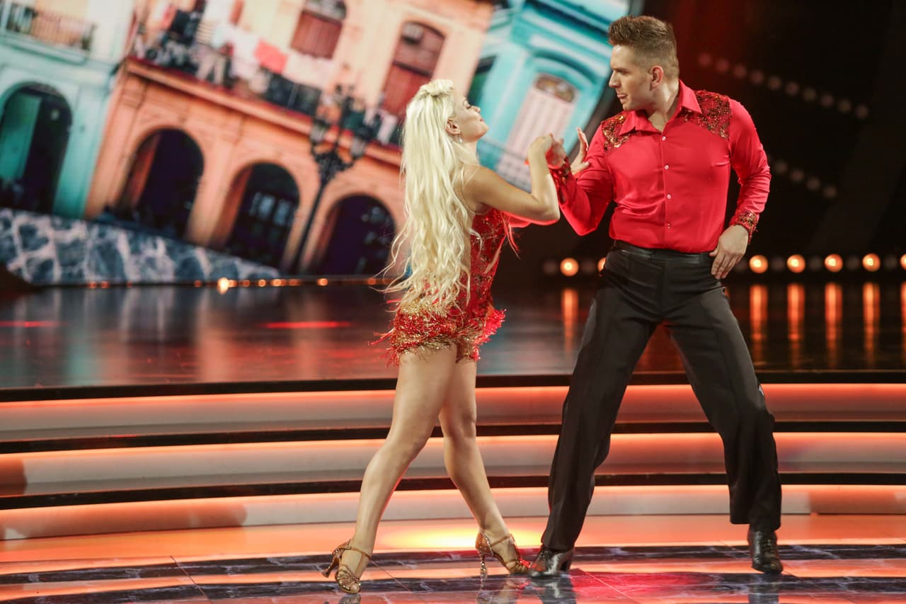 En su segunda oportunidad de librarse de la eliminación, el cantante bailó al ritmo de un cha cha.