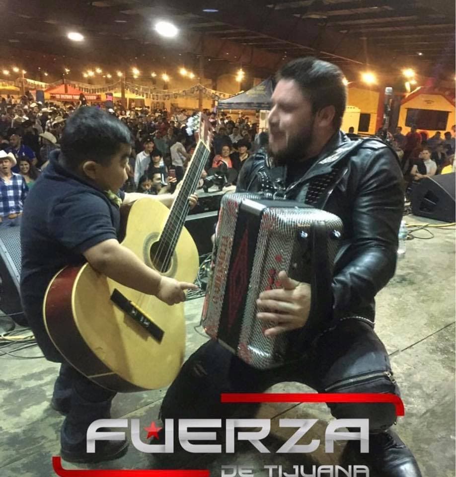 La banda es todo un suceso en los bailes y les encanta compartir el escenario con toda la 'raza'.