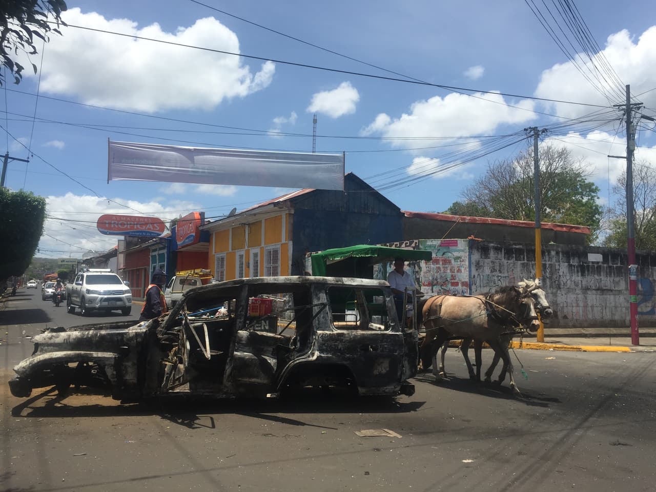 Los restos de un carro del Ministerio de Salud calcinado en las calles de Masaya.