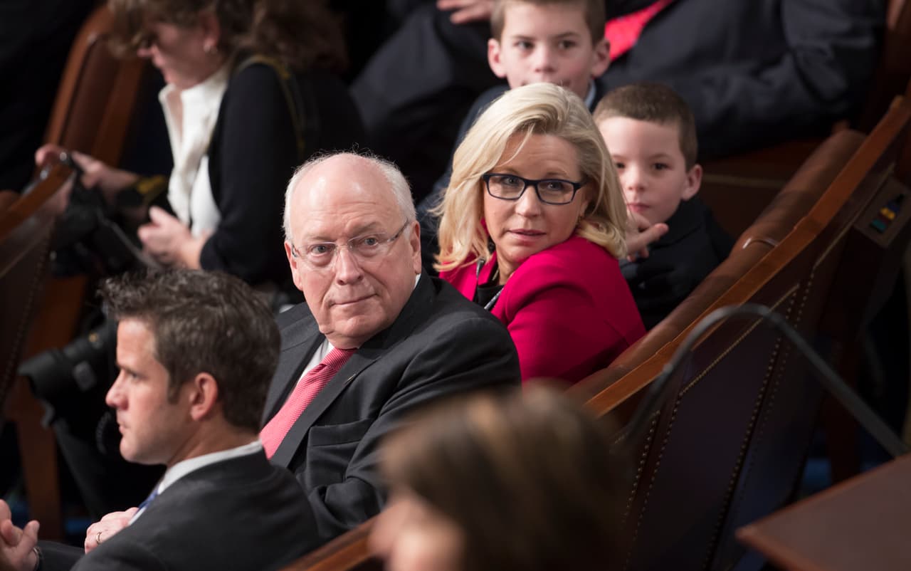 Dick Cheney (izquierda) se sienta con su hija, Liz Cheney durante la sesión del 115º Congreso, en Washington, el martes 3 de enero de 2017.