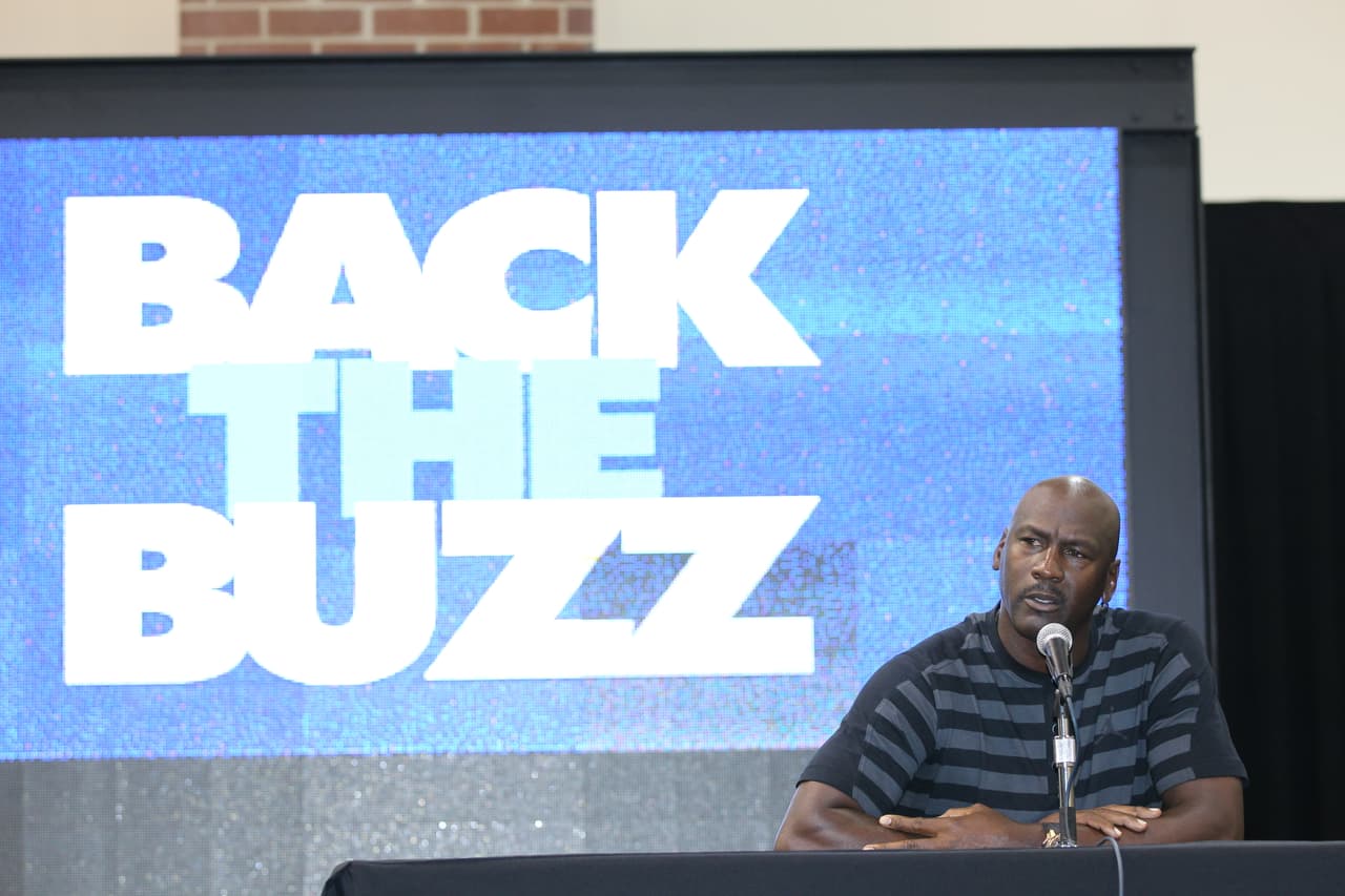 Gracias a su músculo financiero, se pensaba que la franquicia de Charlotte tendría mejores resultados de los que ha obtenido hasta el momento. Lo que sí consiguió fue retomar el nombre de los Hornets luego de que New Orlenas pasara a llamarse Pelicans.