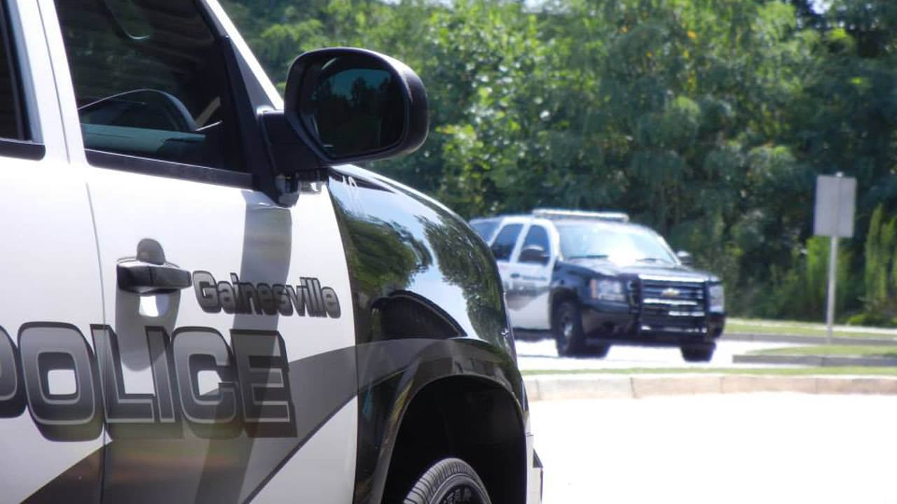 Buscan a asaltante armado al que describen como hispano en Gainesville