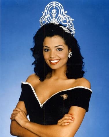 El pasado sábado 8 de septiembre Chelsi Smith, quien fue coronada como Miss Universo en 1995, falleció a la edad de 45 años debido al cáncer de hígado que padecía, así lo reportó el portal 
<a href="http://www.tmz.com/2018/09/09/miss-universe-1995-chelsi-smith-dies-after-battle-with-cancer/" target="_blank">TMZ</a>.
