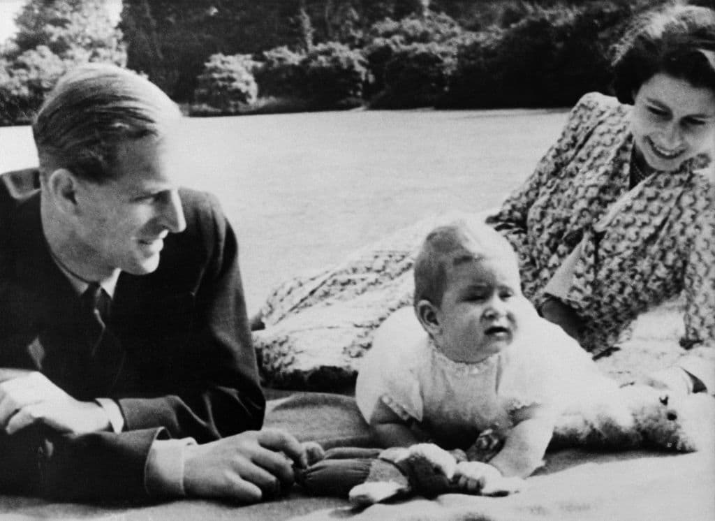 <b>El primogénito.</b> En la imagen, una escena familiar de la reina Isabel II, el príncipe Felipe y su primogénito, el príncipe Carlos.