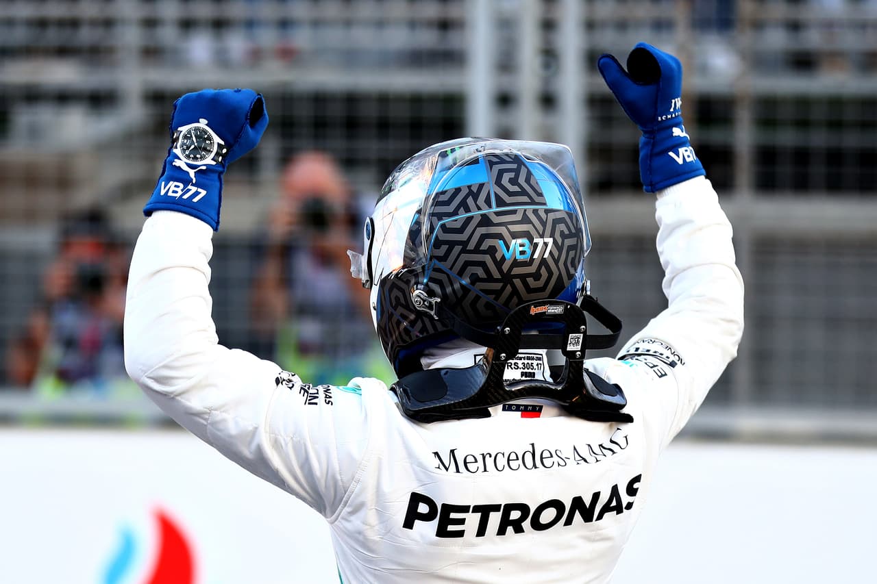 Este sábado se registró una sesión de clasificación accidentada con los choques en la misma curva de Robert Kubica y Charles Leclerc (favorito a la Pole). Al final, los Mercedes lograron el 1-2 con Valtteri Bottas primero y Lewis Hamilton segundo, Sebastian Vettel (Ferrari) tercero, Max Verstappen (Red Bull) cuarto y Sergio 'Checo' Pérez (Racing Point) quinto.