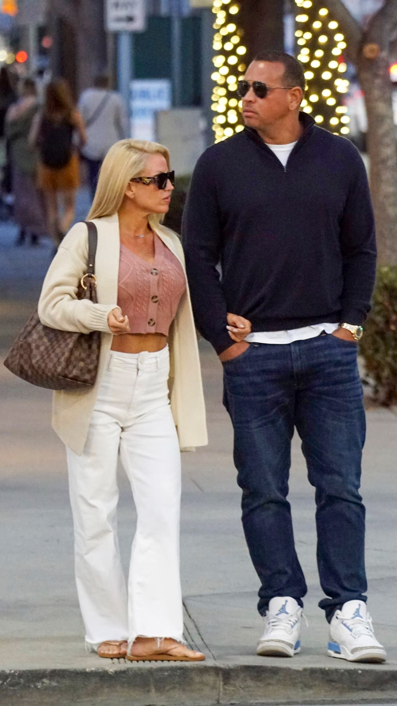 La pareja caminó tomada de la mano por Rodeo Drive en Beverly Hills, California. 
<br>